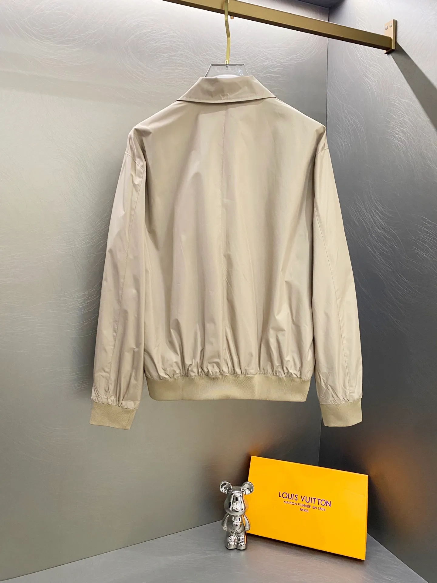 P310 Ralph Lauren Ralph Lauren polo official website celebrity unisex men's old money style veteran stand-up collar workwear Harrington waterproof jacket. Ralph has gone crazy this year. Tops worn by major Internet celebrities [original replica, top version] A must-have item for the new spring and autumn. It never goes out of style. I didn't expect that old money style is also a must when it comes to outdoor. Travel/outdoor/business, perfect for various scenes. Available in three colors, double-layered fabric, each color matches well, is lightweight, and has knitted threads at the cuffs and hem. Double layer fabric, warm and comfortable. The fabric has a double-layer shin feel and is full of weight! It's not as heavy as a regular jacket, and the ordinary cotton material feels really different. This one is super comfortable, feels soft and stylish, and has a retro movie fashion feel! The fit is loose but not baggy. The size is just right and not too picky. The dropped shoulder design modifies the shoulder shape without making it look bulky. This silhouette is a style that will never go out of style after being worn for a long time. The upper body is also very durable and recognizable. The loose and reasonable fit can be worn by both men and women, making it easy to create a clean and refreshing youthful look. The embroidery on the chest is all German Oman embroidery fiber with original data. The embroidery technology is very particular about using Japanese Tajima machines to ensure the embroidery is exquisite and three-dimensional. Which is what I said is different from the ones on the market. The workmanship is a loose version and can be used by boys and girls!! Color: Khaki Navy Blue Black Off-White Size: S M L XL Length: 68/70/72/74 Bust: 122/126/130/134 Shoulder width: 53/54/55/56 Sleeve length: 65/66/67/68